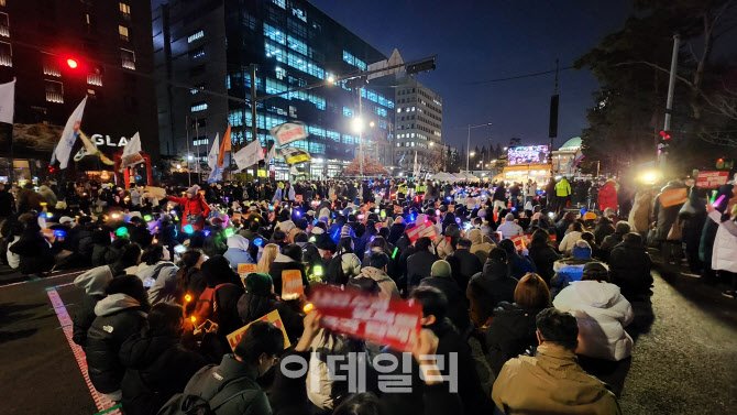 “윤석열을 탄핵하라”…탄핵안 부결, 꺼지지 않는 `국회 앞 촛불`