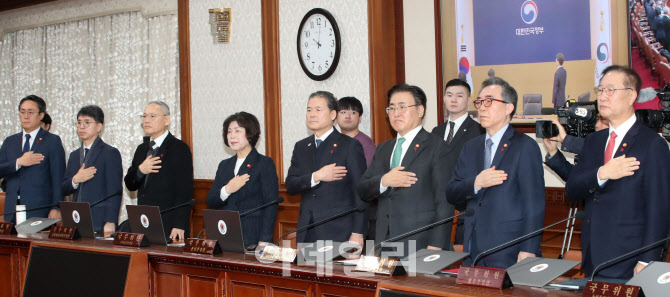 [포토]국기에 대한 경례하는 국무위원들