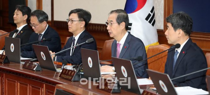 [포토]한덕수 총리, "국회·정치권, 국정 안정과 국민통합에 함께 해주길 호소"