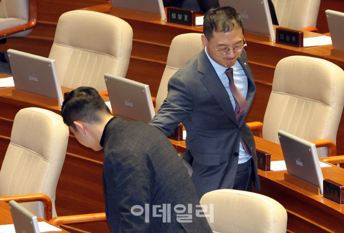 [포토]본회의, '인사하는 김상욱-김재섭'