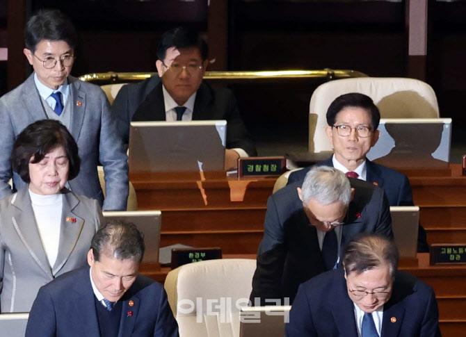 [포토]비상계엄 사태 '허리숙인 국무위원들....사과 없는 김문수 장관'