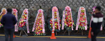 '피의자 윤석열' 경찰 VS 대통령실 대치 중…사상 첫 현직대통령 강제수사