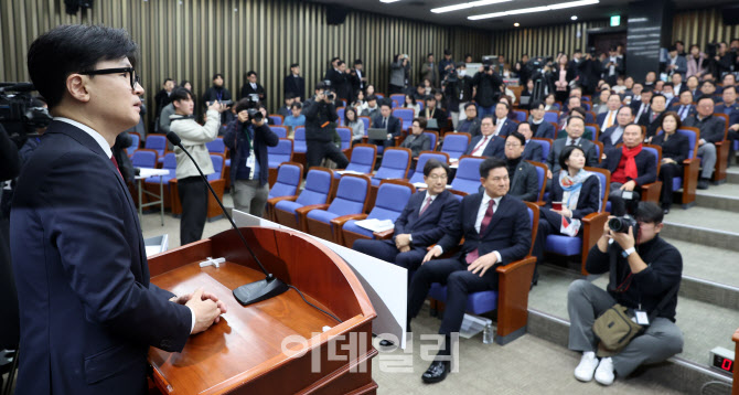 [포토]한동훈 대표, "尹 담화, 내란 자백"에 아수라장…친윤계 고성 항의 "그만하라&quo...