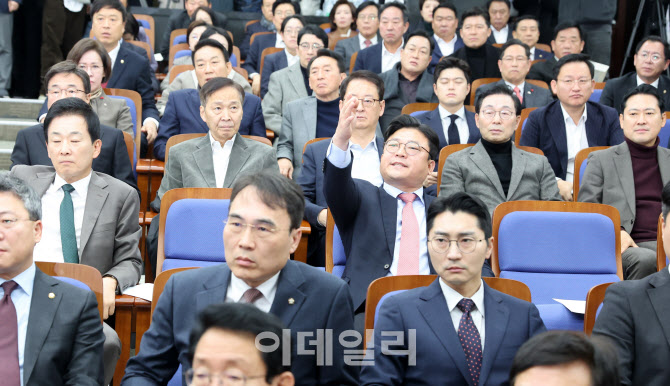 [포토]한동훈 대표의 탄핵 발언에 항의하는 강명구 의원