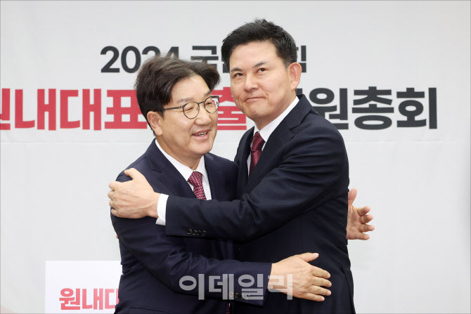 [포토]김태호 의원에게 축하받는 권성동 신임 원내대표