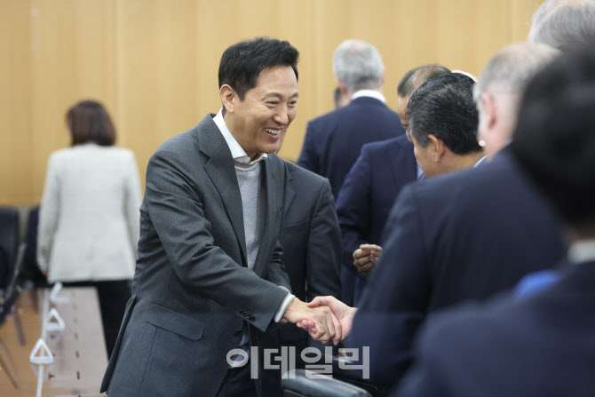 [포토]오세훈 서울시장 참석자들과 인사