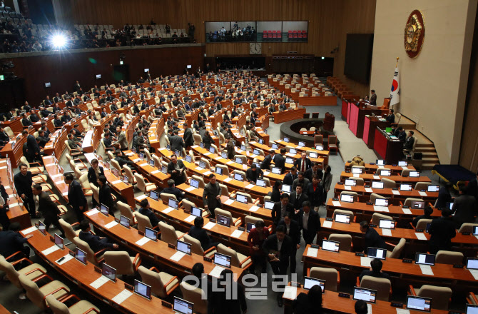 [포토]윤석열 대통령 탄핵소추안 가결, '퇴장하는 국민의힘'