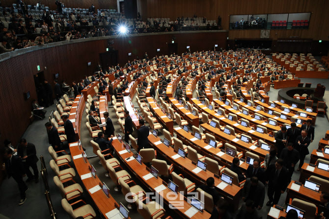 [포토]윤석열 탄핵소추안 가결, '본회의장 나가는 국민의힘 의원들'