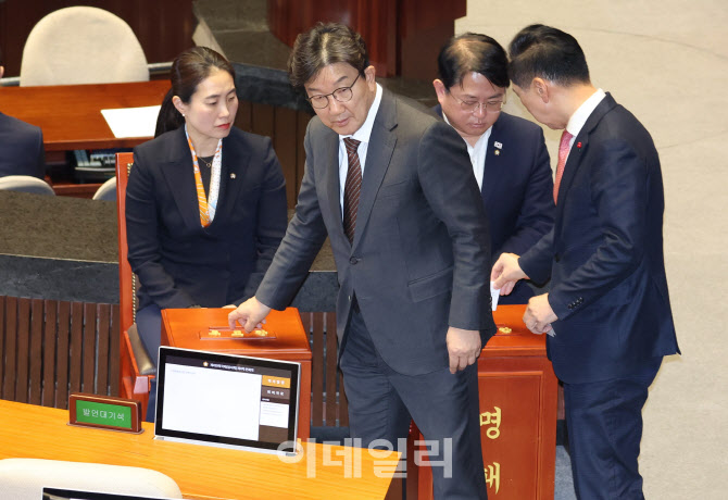 [포토]대통령(윤석열) 탄핵소추안 표결, '투표하는 권성동 원내대표'