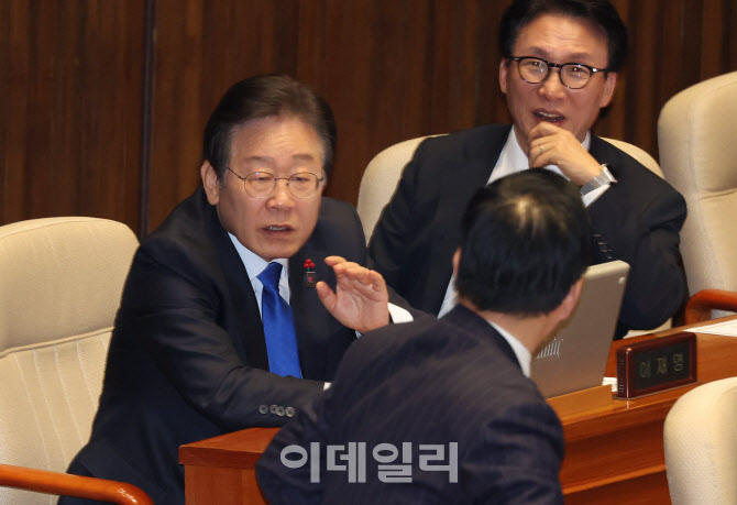 [포토]대통령(윤석열) 탄핵소추안 , '대화하는 이재명-김민석-박성준'