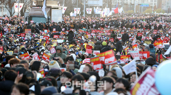 [포토]탄핵안 가결 직후 환호성 가득찬 여의대로