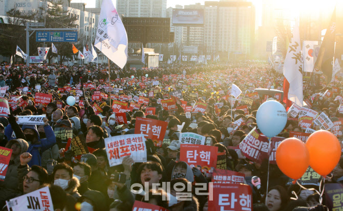 [포토]탄핵 가결에 축제로 변한 국회 앞