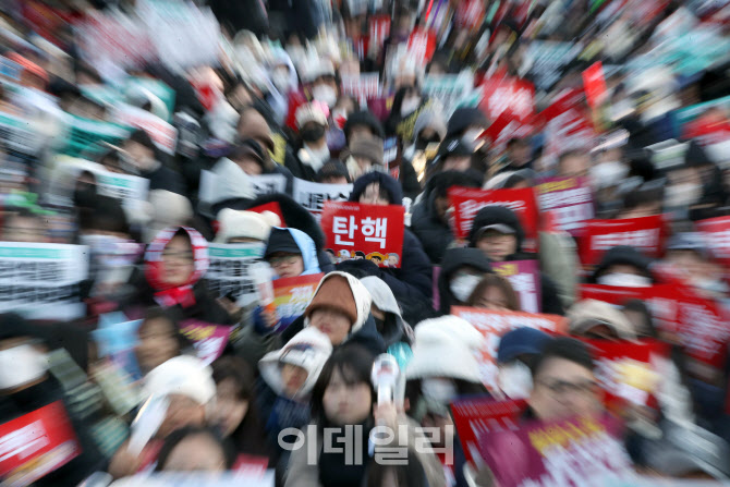 [포토]국회 앞 200만명 운집··· '윤석열 탄핵' 가결 축제 열기