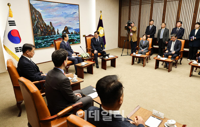 [포토]우원식 국회의장과 환담 나누는 한덕수 대통령 권한대행