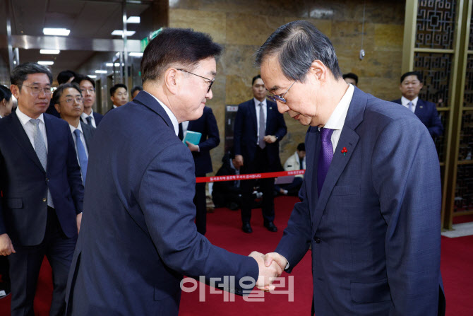 [포토]인사 나누는 한덕수 대통령 권한대행-우원식 국회의장