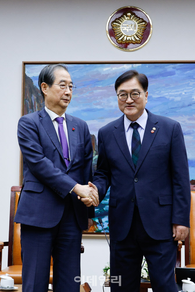 [포토]손 맞잡은 한덕수 대통령 권한대행-우원식 국회의장