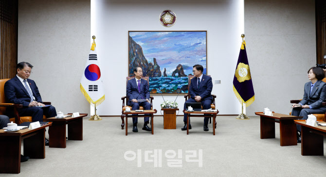 [포토]한덕수 권한대행, “현 상황 수습이 마지막 소임”…우원식 의장, “국정협의체 가동해야”