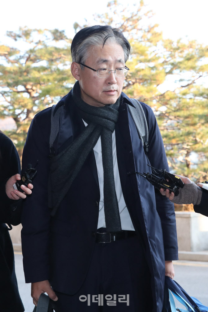 [포토]취재진 질문에 답하는 김형두 헌법재판관