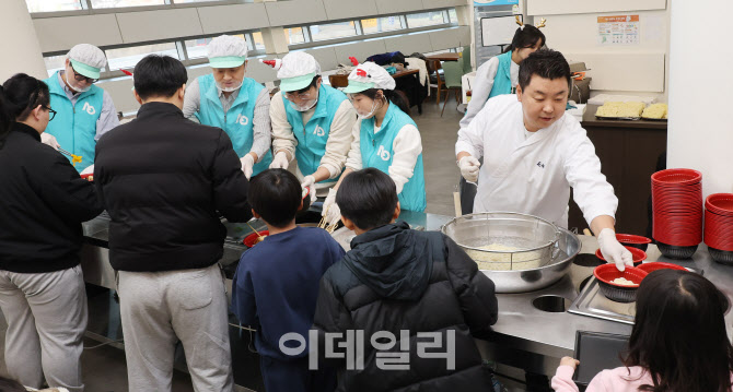 [포토]에어서울, 정호영 셰프와 손 잡고 우동 나눔 행사