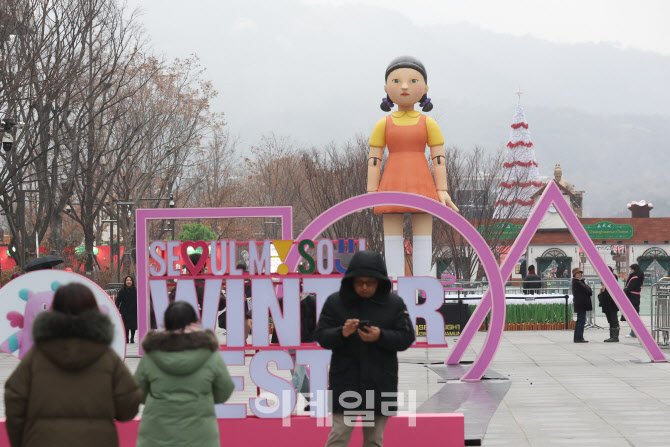 [포토]광화문 광장에 설치된 '오징어게임 시즌2' 영희