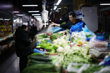 갈길 바쁜 中 경제 발목 잡은 소비 침체, 연 5% 성장 ‘위태’