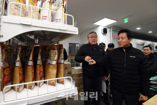 [포토]쪽방촌 온기창고 살펴보는 오세훈 시장