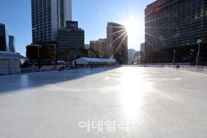 [포토]개장 이틀 앞둔 서울광장 스케이트장