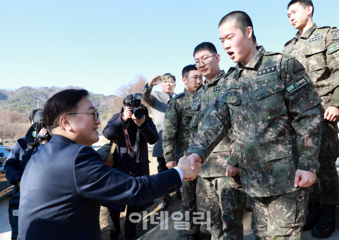 [포토]'최전방 군 장병 격려하는 우원식 국회의장'