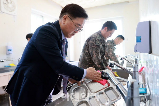 [포토]우원식 국회의장, '식판 세척은 직접'