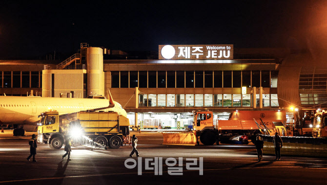 [포토]제설훈련 진행중인 제주공항