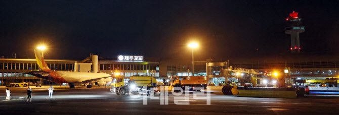 [포토]제주공항, 폭설에 대비해 제설훈련