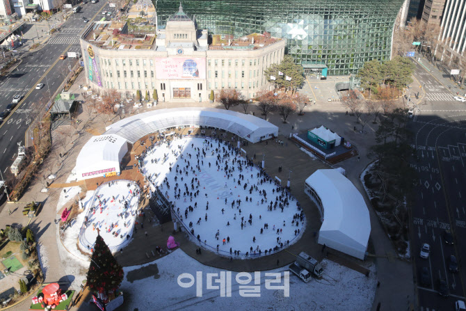 [포토]서울시청 앞 스케이트장을 가득 메운 시민들