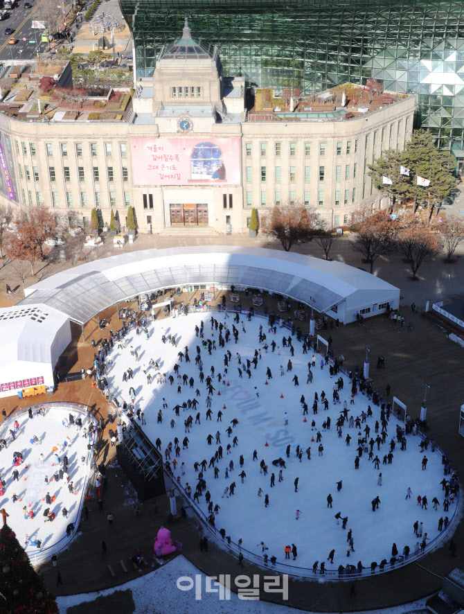 [포토]서울시청 앞 스케이트장 가득 메운 시민들