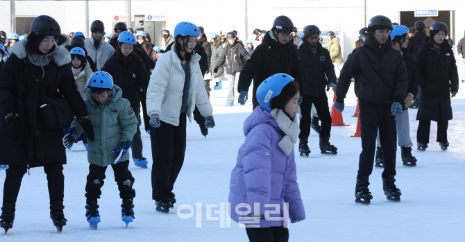 [포토]주말 시청광장에서 스케이트 타는 시민들