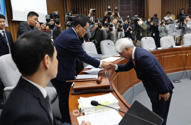 [포토]헌법재판관 인사청문회, '악수하는 박지원-마은혁'