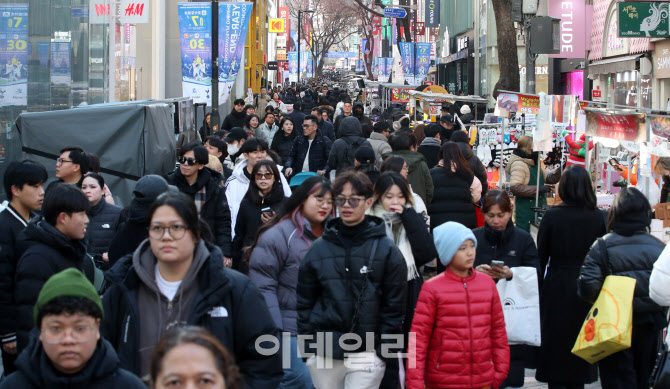 [포토]크리스마스 이브, 인파로 북적이는 명동