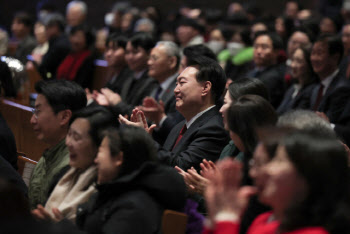 유인촌 장관, 오늘 성탄절 `여의도순복음·명동성당` 방문