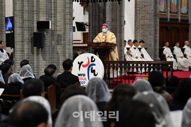 [포토]성탄 대축일 낮 미사 집전하는 정순택 대주교