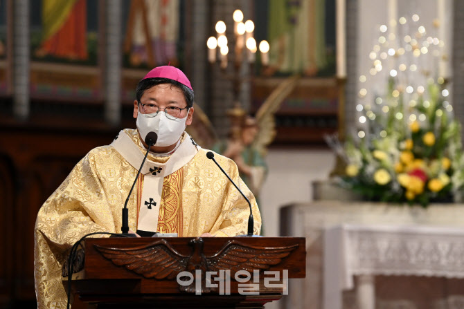 [포토]정순택 대주교, 성탄 대축일 낮 미사 집전