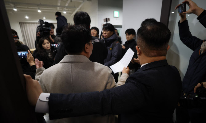 [포토]김용현 전 장관 측 일부 매체 취재 불허에 소동