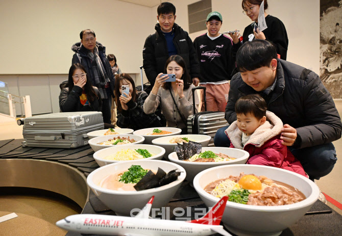 [포토]이스타항공 인천-도쿠시마 첫 취항, 라멘 모형 관람