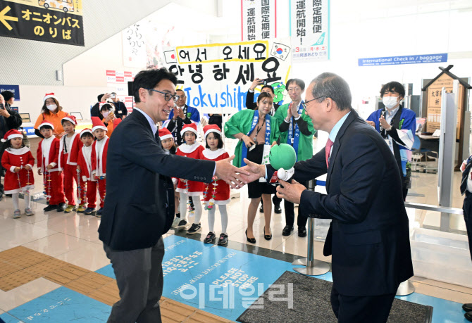 [포토]인사 나누는 고토다 도쿠시마현지사-조중석 이스타항공 대표