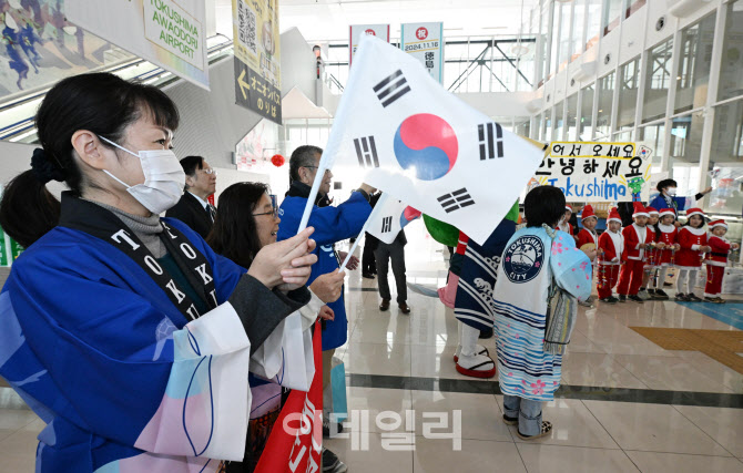 [포토]도쿠시마공항에서 태극기 흔드는 현지 주민들