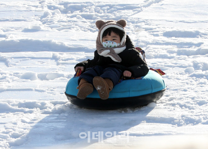 [포토] 눈썰매 즐기는 동심