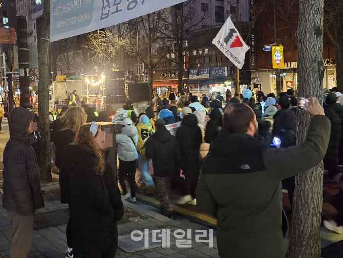 “집회도 축제 같아”…대규모 집회 속 외국인 관광객도 ‘관심’