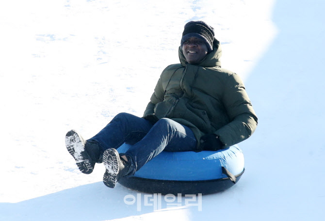 [포토]눈썰매 ‘씽씽’…신나게 즐기는 외국 관광객