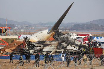 "우리 언니 살아있는 거 맞아요?"…통곡으로 가득 찬 무안공항[르포]