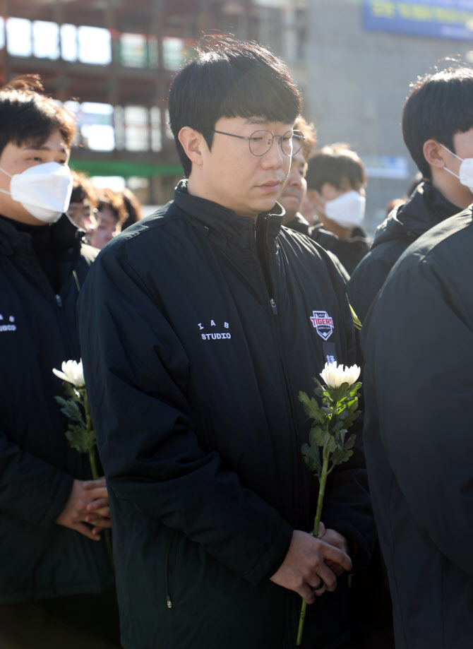 "아이들끼리 야구하기로 약속했는데"...KIA 선수단, 합동분향소 찾아