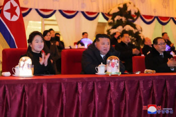 北 김정은, 딸 주애와 신년 경축공연 관람