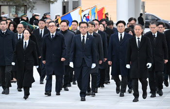 새해 첫날 현충원 찾은 최상목 권한대행…"민생·국정안정 최선"